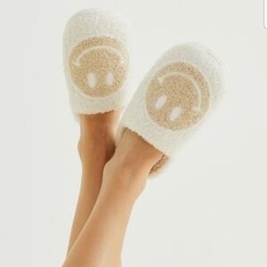 NWT Altar'd State Emoji Fur Smiley Face Slippers Slip On Cozy Loungewear Sz 5 6